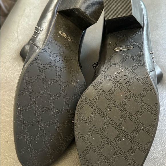 Like new Vionic Georgia ankle boots. Orthoheel technology. Cute metal grommet. - Picture 5 of 5
